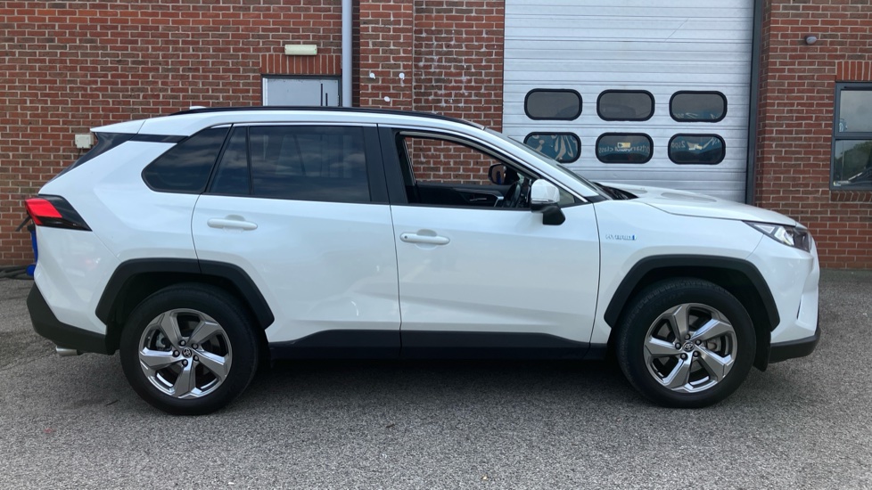 Toyota RAV4 2.5 VVT-i Hybrid Design 5dr CVT 2WD Hybrid Estate - Image 23