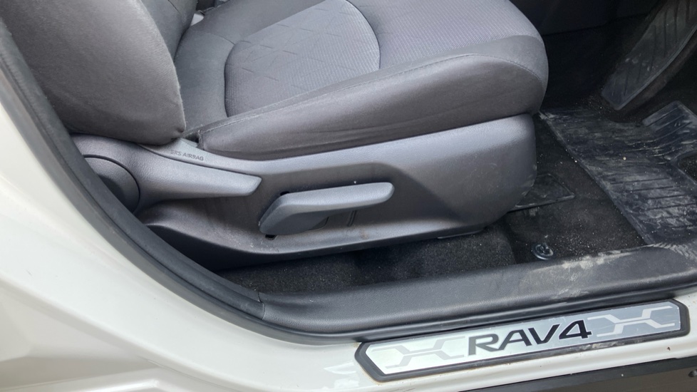 Toyota RAV4 2.5 VVT-i Hybrid Design 5dr CVT 2WD Hybrid Estate - Image 30