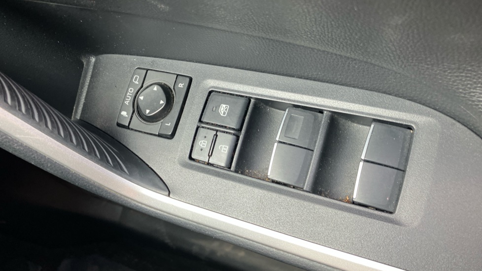 Toyota RAV4 2.5 VVT-i Hybrid Design 5dr CVT 2WD Hybrid Estate - Image 33
