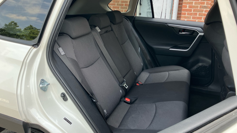 Toyota RAV4 2.5 VVT-i Hybrid Design 5dr CVT 2WD Hybrid Estate - Image 64
