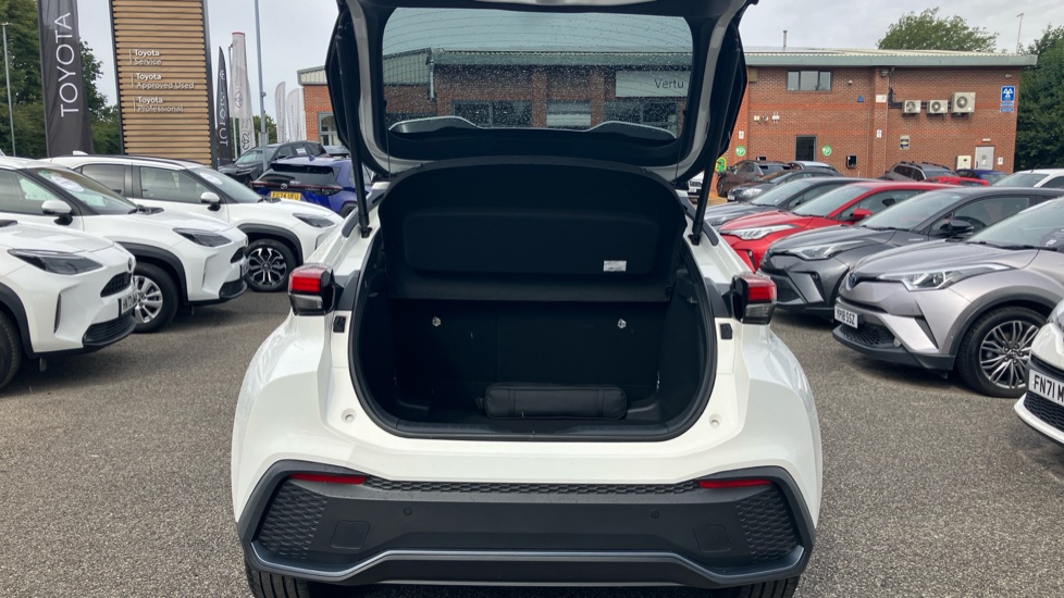 Toyota C-HR 1.8 Hybrid Design 5dr CVT Hybrid Hatchback - Image 13