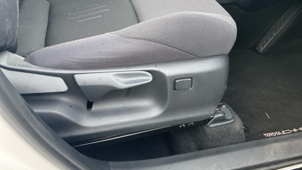 Toyota C-HR 1.8 Hybrid Design 5dr CVT Hybrid Hatchback - Image 30