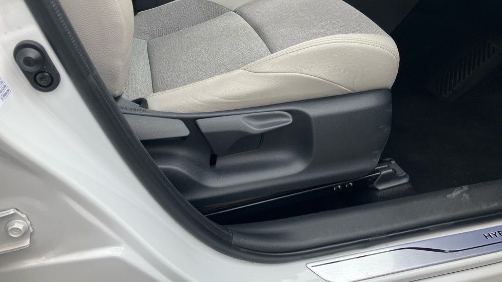 Toyota Yaris 1.5 Hybrid Excel 5dr CVT Hybrid Hatchback - Image 30