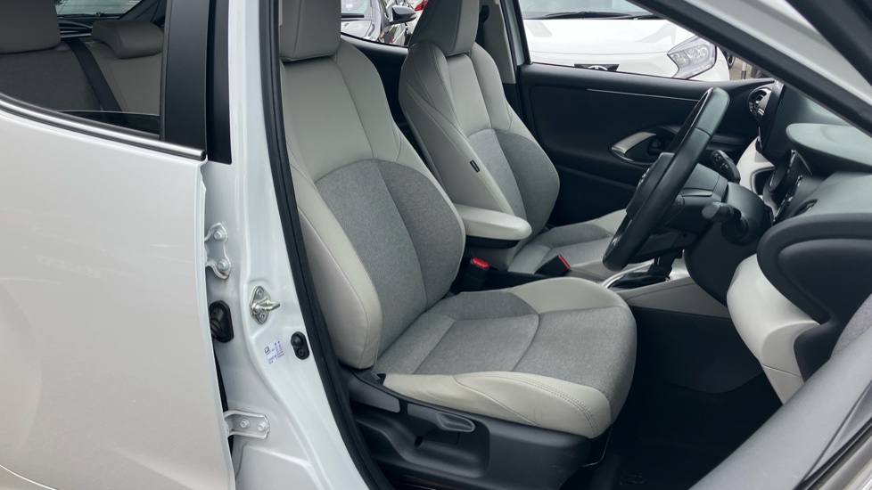 Toyota Yaris 1.5 Hybrid Excel 5dr CVT Hybrid Hatchback - Image 57