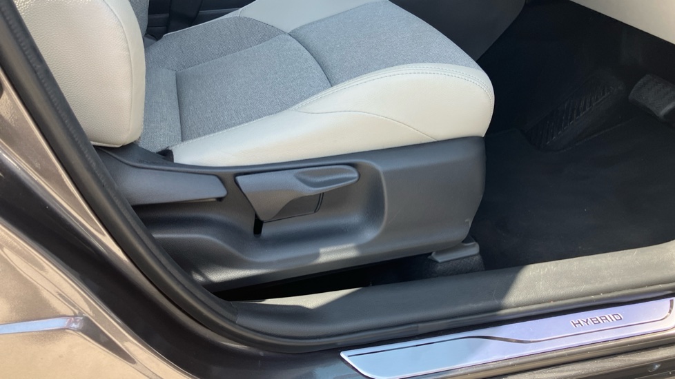 Toyota Yaris 1.5 Hybrid Excel 5dr CVT Hybrid Hatchback - Image 30