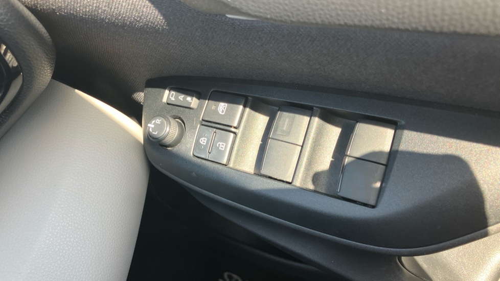 Toyota Yaris 1.5 Hybrid Excel 5dr CVT Hybrid Hatchback - Image 33