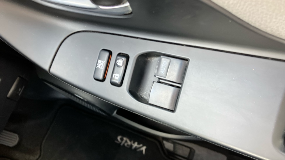 Toyota Yaris 1.5 Hybrid Icon 5dr CVT [Nav] Hybrid Hatchback - Image 33