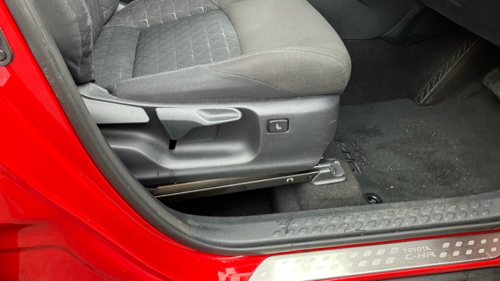 Toyota C-HR 1.8 Hybrid Design 5dr CVT Hybrid Hatchback - Image 30