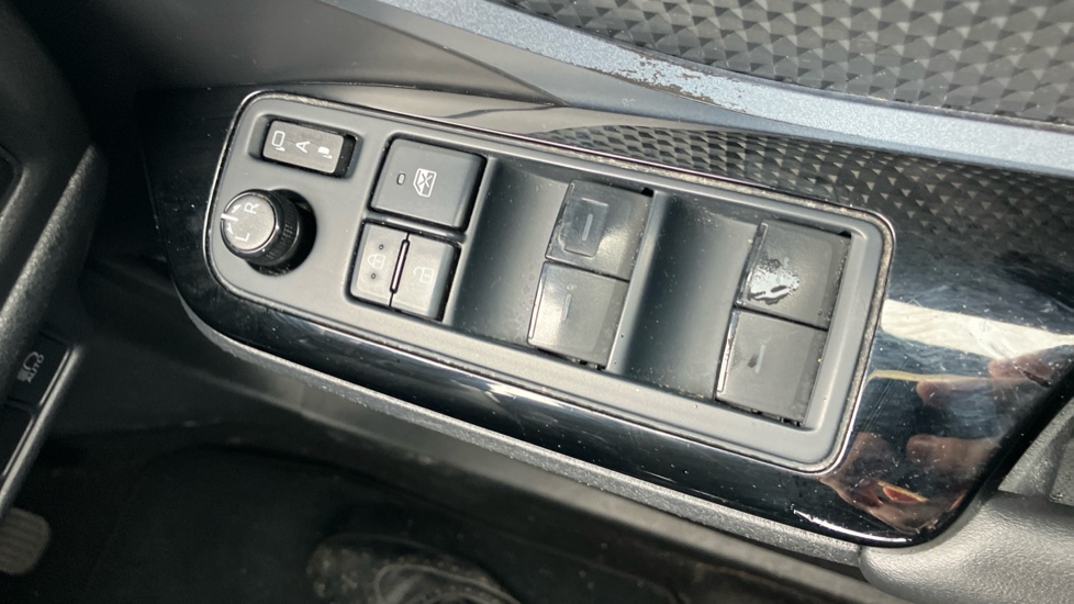 Toyota C-HR 1.8 Hybrid Design 5dr CVT Hybrid Hatchback - Image 33