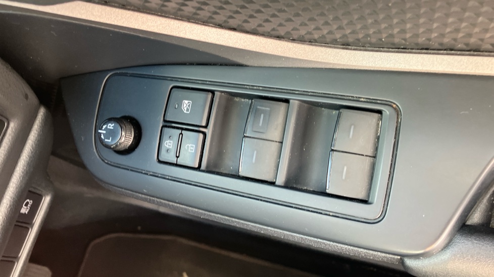 Toyota C-HR 1.8 Hybrid Icon 5dr CVT Hybrid Hatchback - Image 33