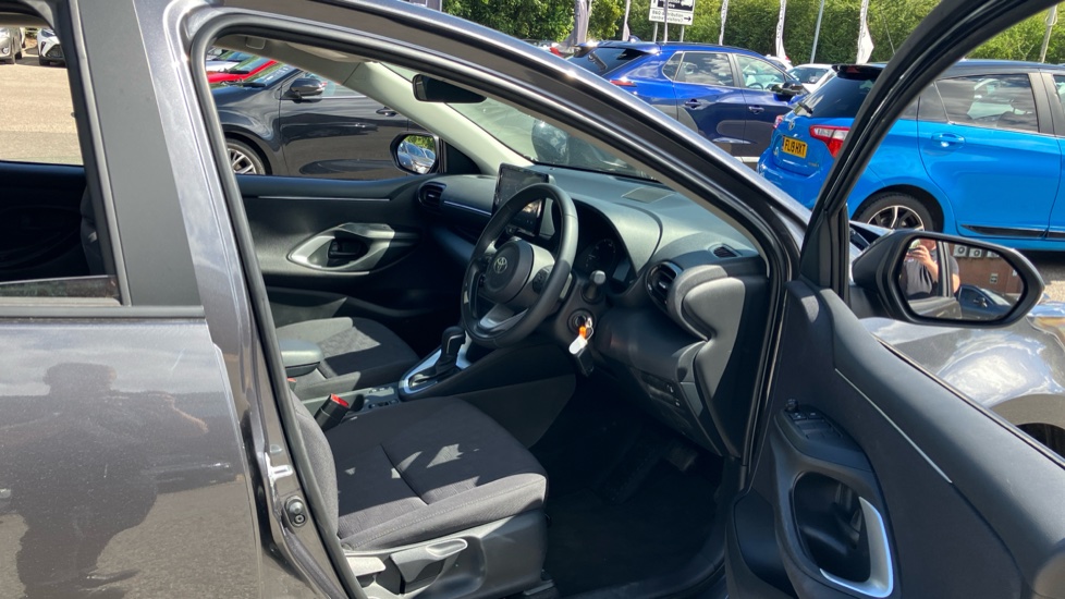 Toyota Yaris 1.5 Hybrid Icon 5dr CVT Hybrid Hatchback - Image 12