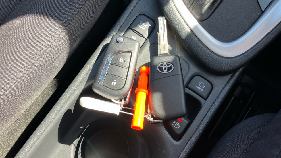 Toyota Yaris 1.5 Hybrid Icon 5dr CVT Hybrid Hatchback - Image 28