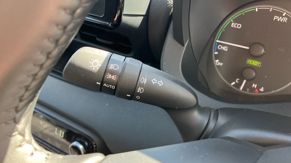 Toyota Yaris 1.5 Hybrid Icon 5dr CVT Hybrid Hatchback - Image 35