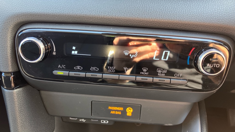 Toyota Yaris 1.5 Hybrid Icon 5dr CVT Hybrid Hatchback - Image 37