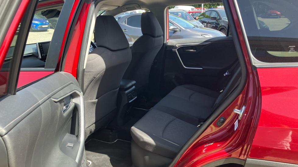 Toyota RAV4 2.5 VVT-i Hybrid Design 5dr CVT 2WD Hybrid Estate - Image 15