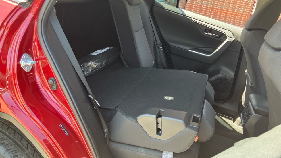 Toyota RAV4 2.5 VVT-i Hybrid Design 5dr CVT 2WD Hybrid Estate - Image 18