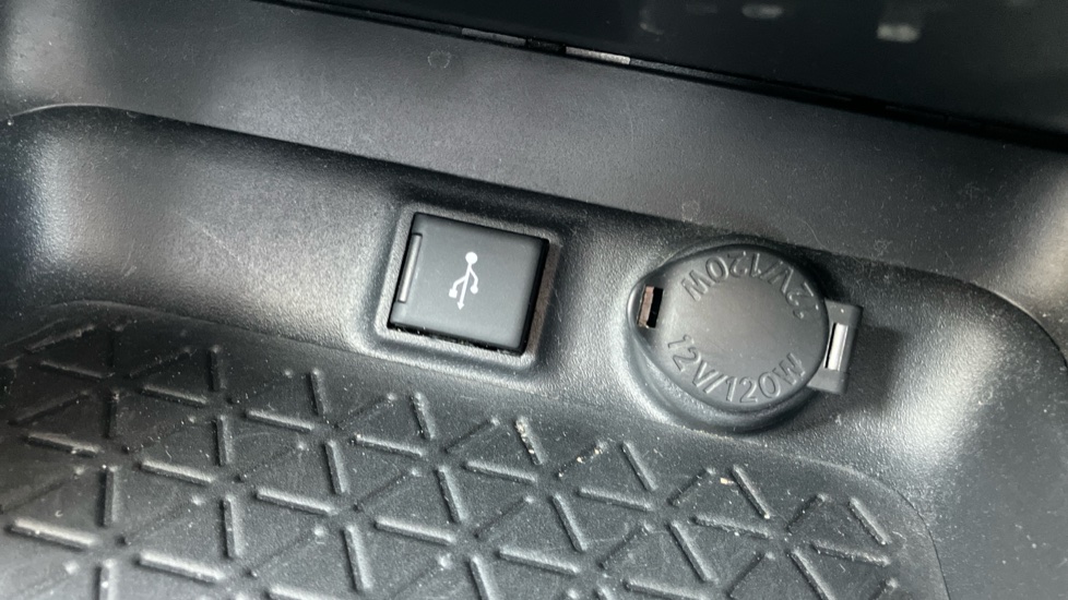 Toyota RAV4 2.5 VVT-i Hybrid Design 5dr CVT 2WD Hybrid Estate - Image 39
