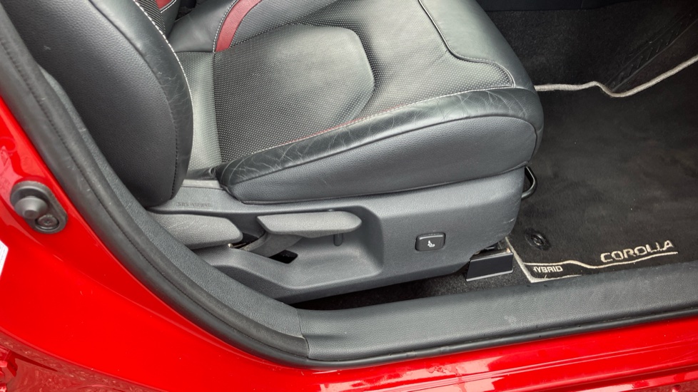 Toyota Corolla 2.0 VVT-i Hybrid Excel 5dr CVT Hybrid Estate - Image 30