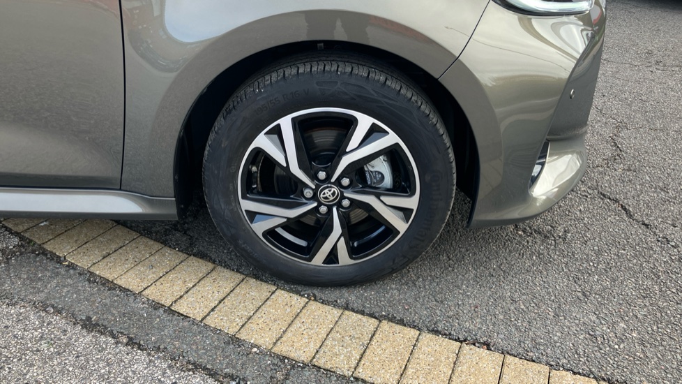 Toyota Yaris 1.5 Hybrid Design 5dr CVT Hybrid Hatchback - Image 33