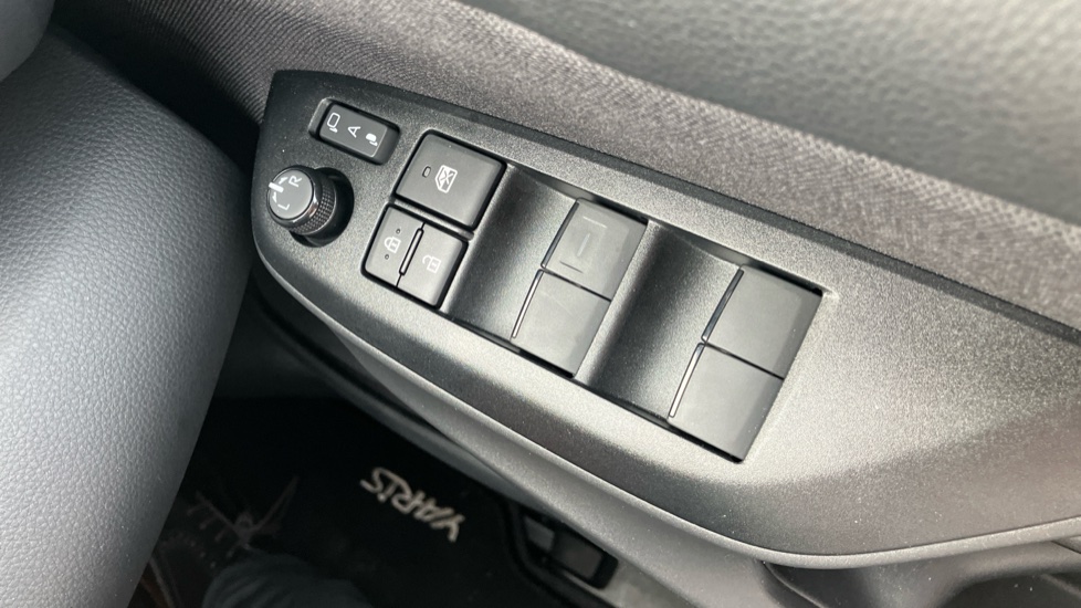 Toyota Yaris 1.5 Hybrid Design 5dr CVT Hybrid Hatchback - Image 48
