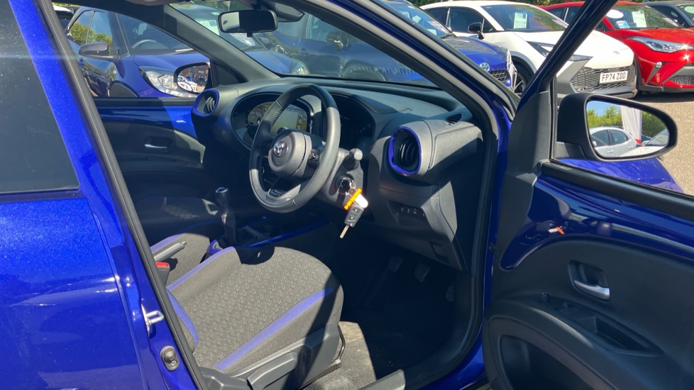 Toyota Aygo X 1.0 VVT-i Edge 5dr Petrol Hatchback - Image 12