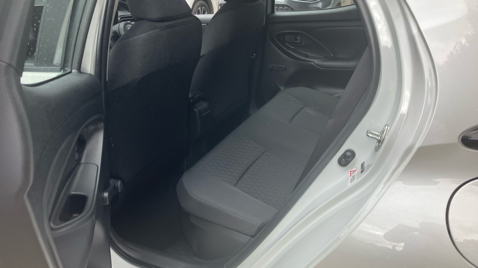 Toyota Yaris 1.5 Hybrid Icon 5dr CVT Hybrid Hatchback - Image 15