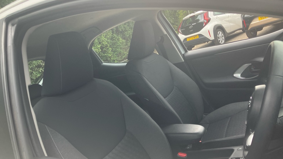 Toyota Yaris 1.5 Hybrid Icon 5dr CVT Hybrid Hatchback - Image 19