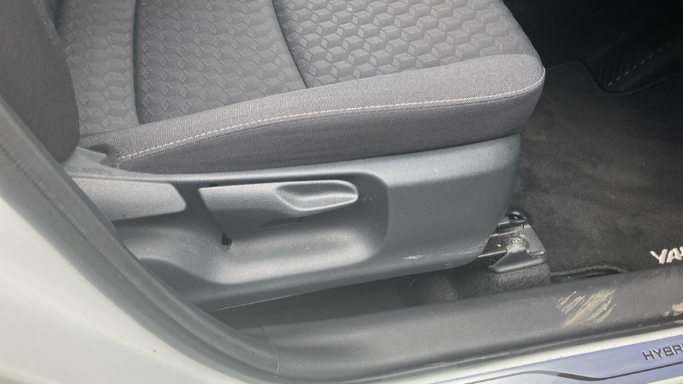Toyota Yaris 1.5 Hybrid Icon 5dr CVT Hybrid Hatchback - Image 30