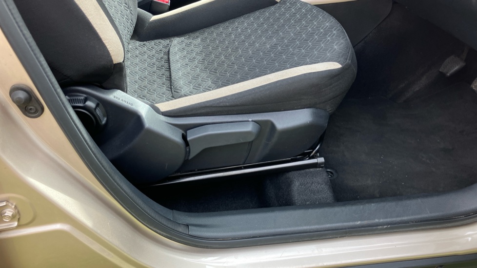 Toyota Aygo X 1.0 VVT-i Edge 5dr Petrol Hatchback - Image 30