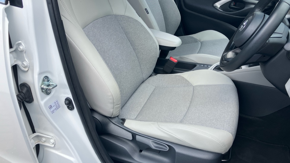 Toyota Yaris 1.5 Hybrid Excel 5dr CVT Hybrid Hatchback - Image 17