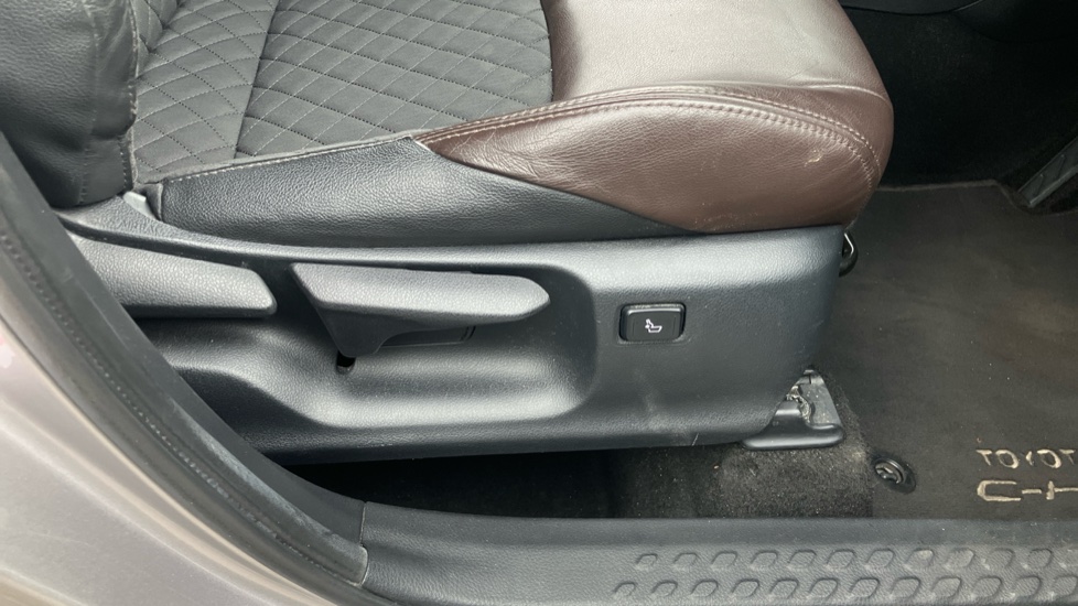Toyota C-HR 1.8 Hybrid Excel 5dr CVT Hybrid Hatchback - Image 30