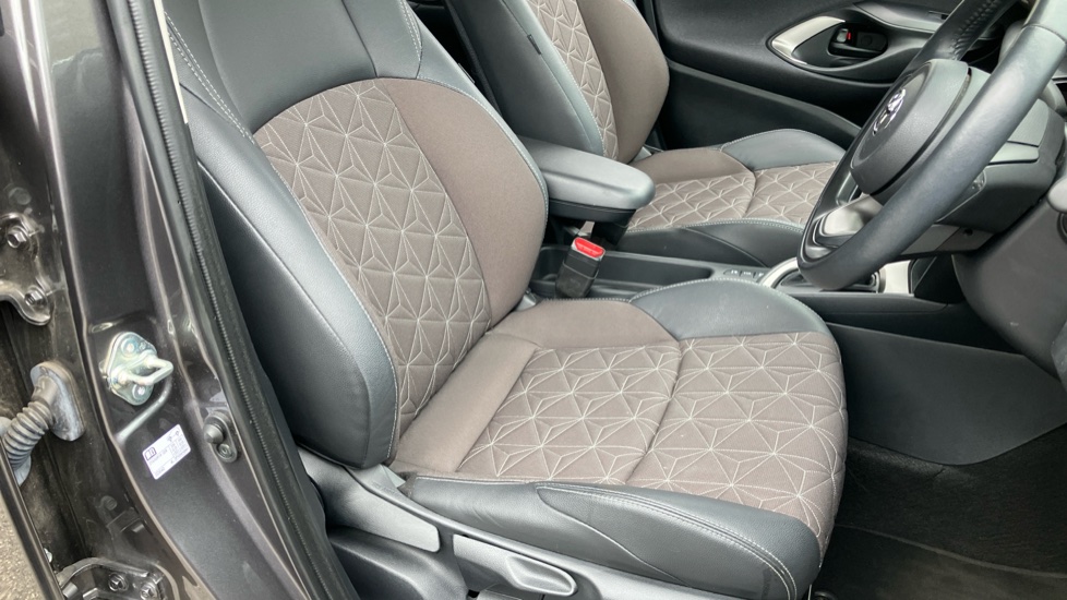 Toyota Yaris Cross 1.5 Hybrid Excel 5dr CVT Hybrid Estate - Image 17