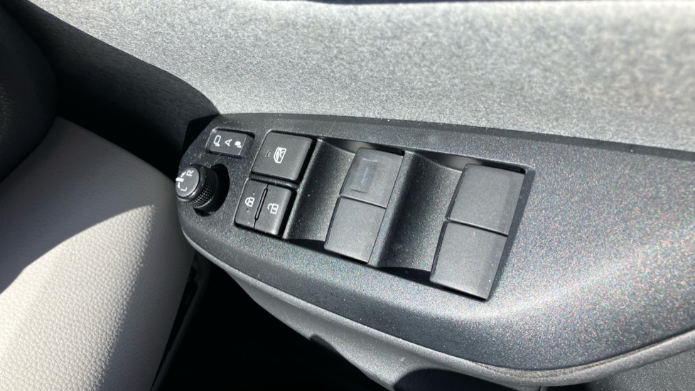 Toyota Yaris 1.5 Hybrid Excel 5dr CVT Hybrid Hatchback - Image 33