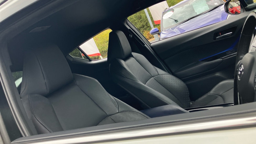 Toyota C-HR 2.0 Hybrid Dynamic 5dr CVT Hybrid Hatchback - Image 19