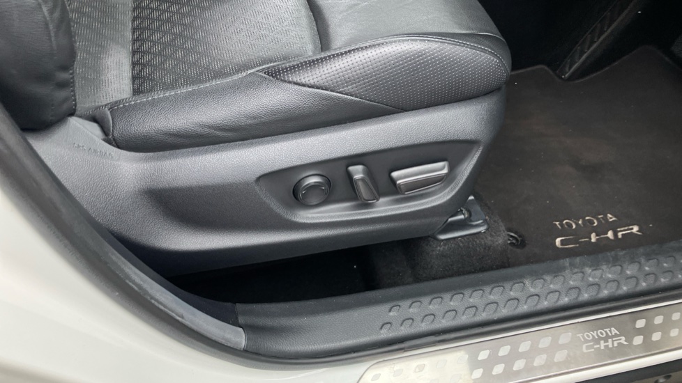 Toyota C-HR 2.0 Hybrid Dynamic 5dr CVT Hybrid Hatchback - Image 30