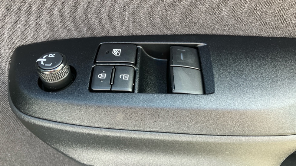 Toyota Yaris 1.5 Hybrid Icon 5dr CVT Hybrid Hatchback - Image 34