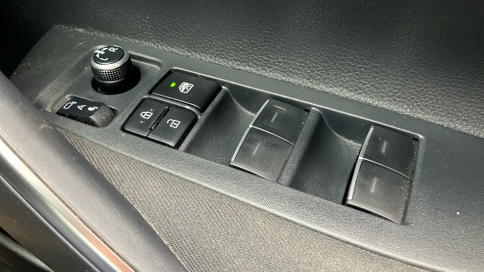 Toyota Corolla 2.0 VVT-i Hybrid Design 5dr CVT Hybrid Hatchback - Image 44