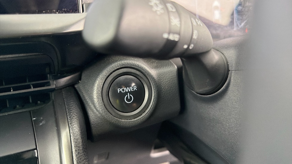 Toyota C-HR 1.8 Hybrid Design 5dr CVT Hybrid Hatchback - Image 16