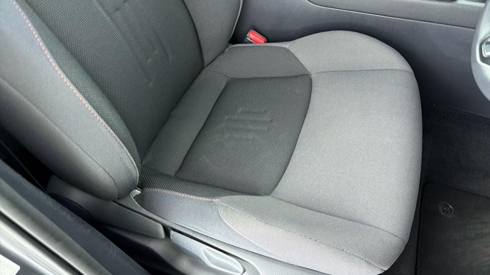 Toyota C-HR 1.8 Hybrid Design 5dr CVT Hybrid Hatchback - Image 17