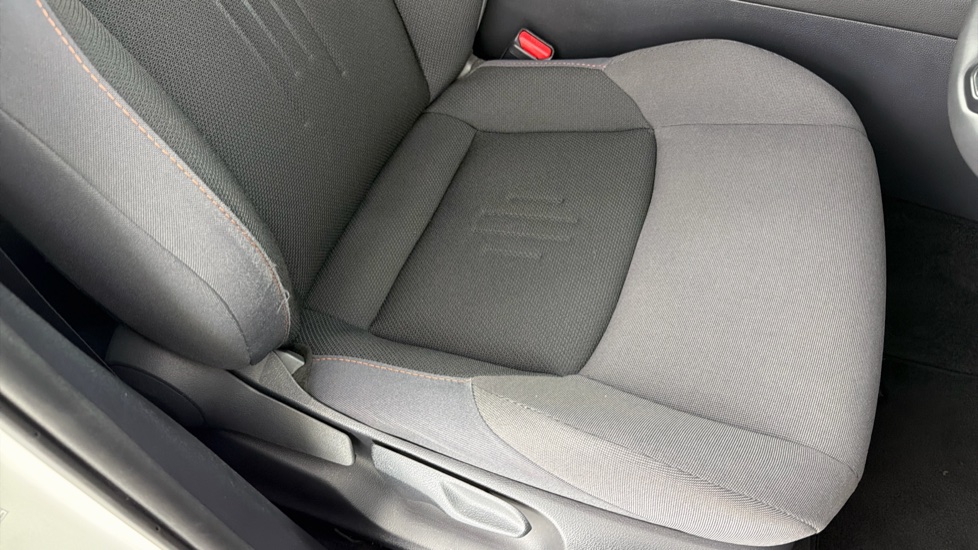 Toyota C-HR 1.8 Hybrid Design 5dr CVT Hybrid Hatchback - Image 17