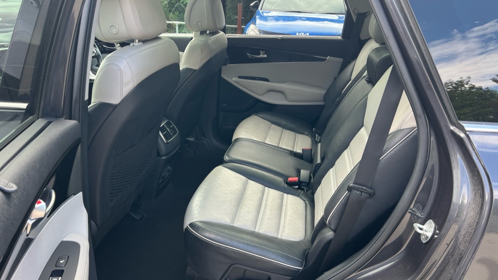 Kia Sorento 2.2 CRDi KX-4 5dr Auto Diesel Station Wagon - Image 16