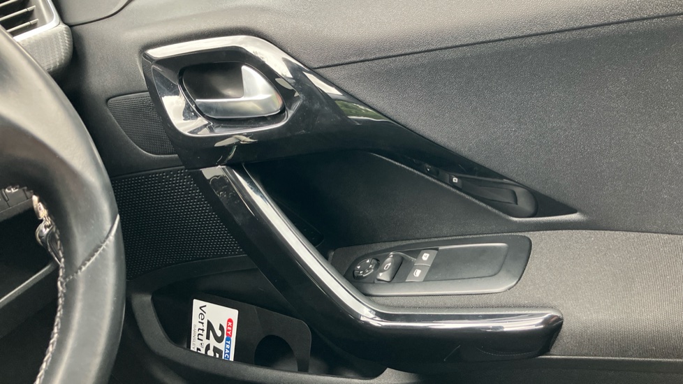 Peugeot 208 1.2 PureTech 82 Allure 5dr Petrol Hatchback - Image 37