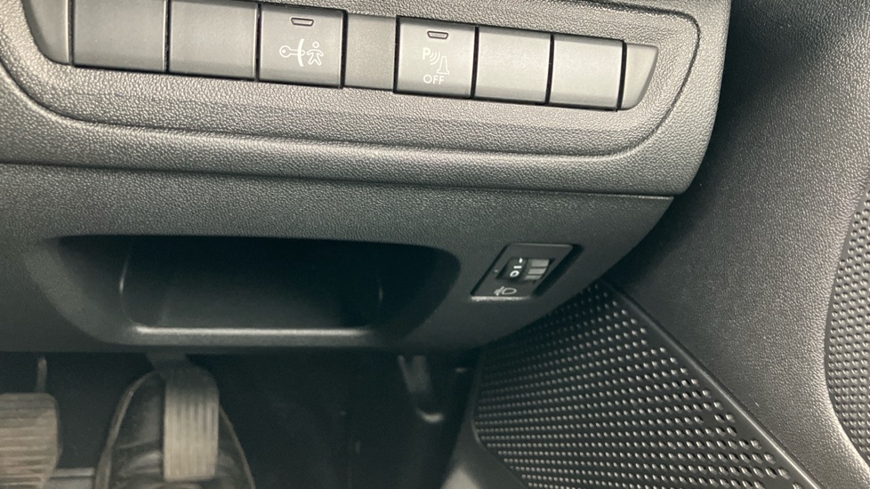 Peugeot 208 1.2 PureTech 82 Allure 5dr Petrol Hatchback - Image 38