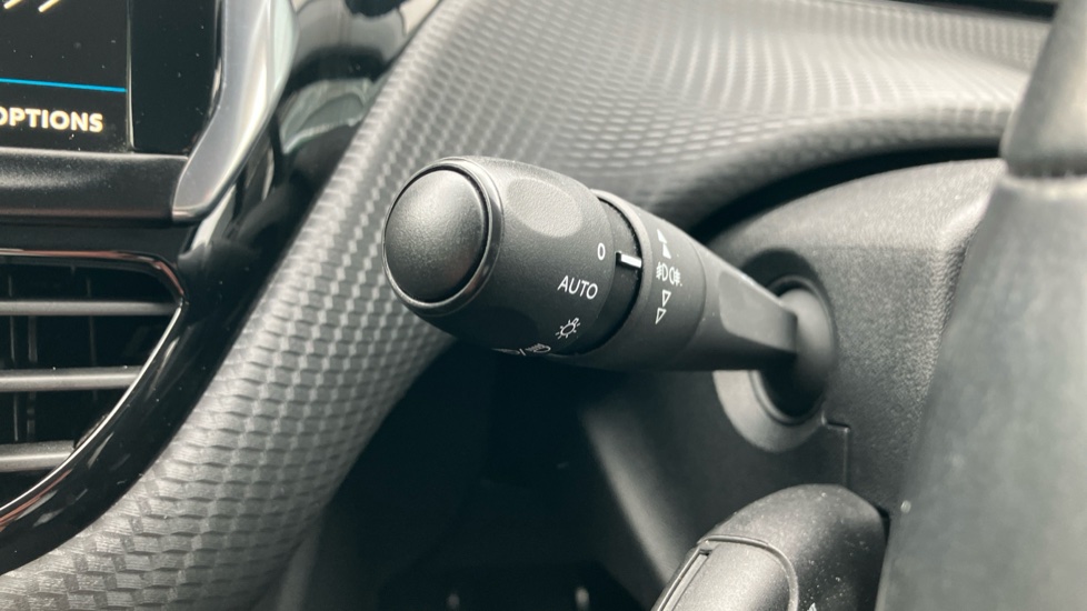 Peugeot 208 1.2 PureTech 82 Allure 5dr Petrol Hatchback - Image 43
