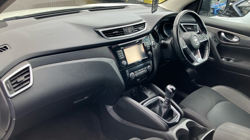 Nissan Qashqai 1.2 DiG-T N-Connecta 5dr Petrol Hatchback - Image 9