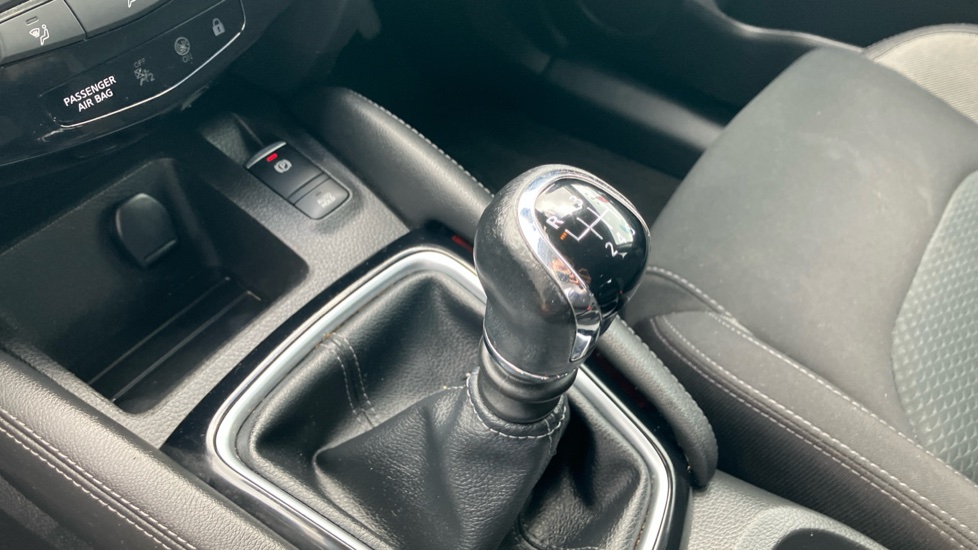 Nissan Qashqai 1.2 DiG-T N-Connecta 5dr Petrol Hatchback - Image 13