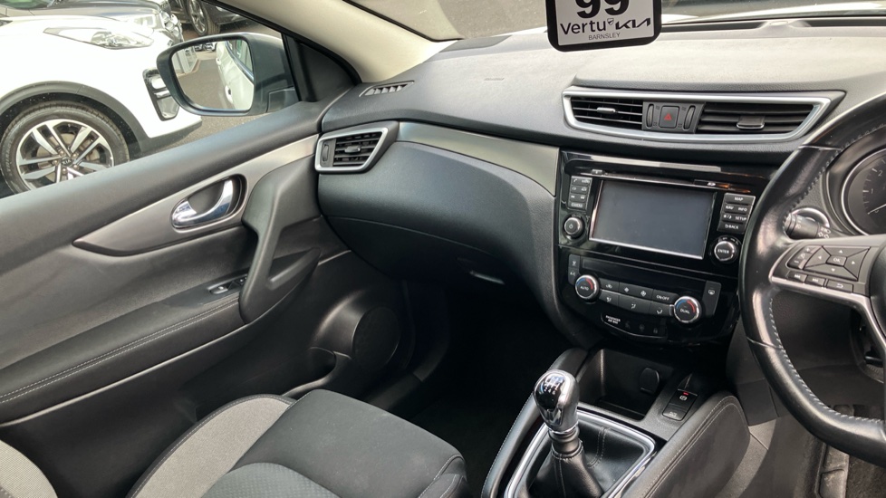 Nissan Qashqai 1.2 DiG-T N-Connecta 5dr Petrol Hatchback - Image 14
