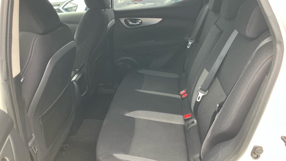 Nissan Qashqai 1.2 DiG-T N-Connecta 5dr Petrol Hatchback - Image 16