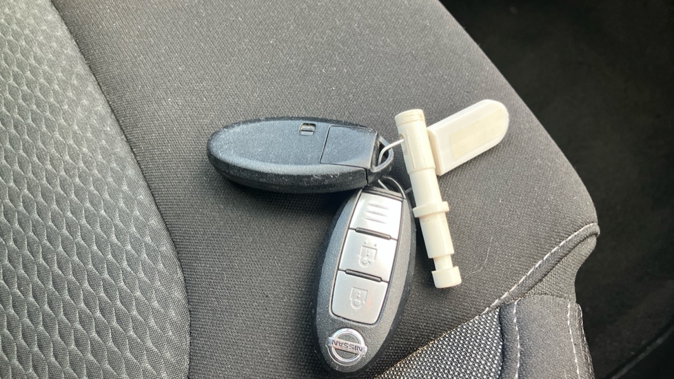 Nissan Qashqai 1.2 DiG-T N-Connecta 5dr Petrol Hatchback - Image 20
