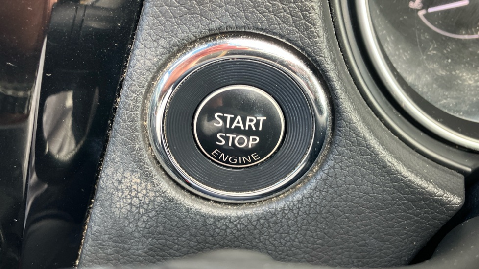 Nissan Qashqai 1.2 DiG-T N-Connecta 5dr Petrol Hatchback - Image 25